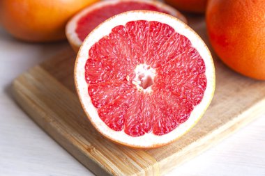 Bir tablo üzerinde olgunlaşmış taze greyfurt