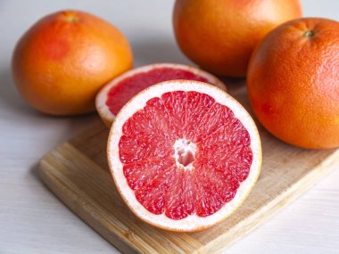 Bir tablo üzerinde olgunlaşmış taze greyfurt