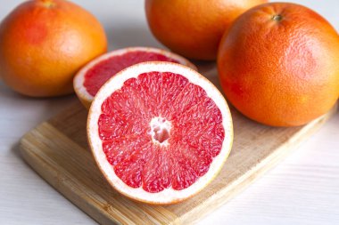 Bir tablo üzerinde olgunlaşmış taze greyfurt