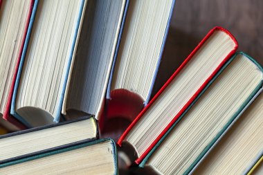 Çok renkli kapak kitaplarında Vintage kağıt