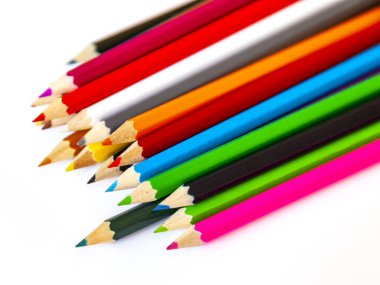 Çeşitli renklerdeki kalemler