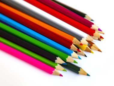 Çeşitli renklerdeki kalemler