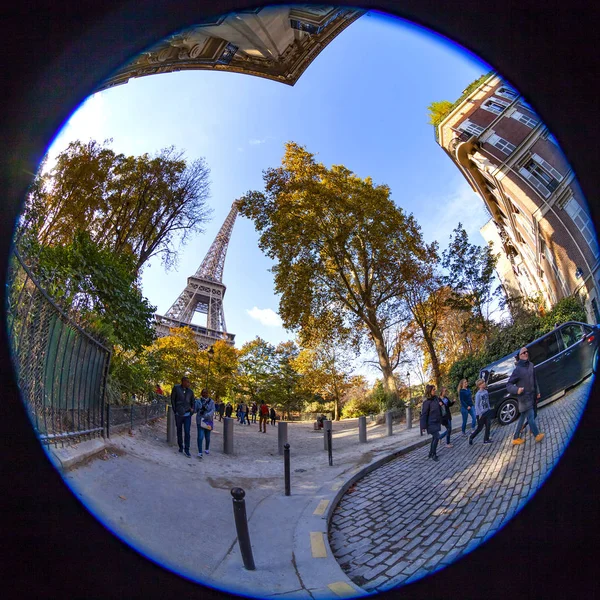 París Francia Octubre 2018 Gente Camina Parte Inferior Torre Eiffel —  Fotos de Stock