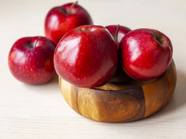 Röda Mogna Äpplen Ett Bord — Stockfoto