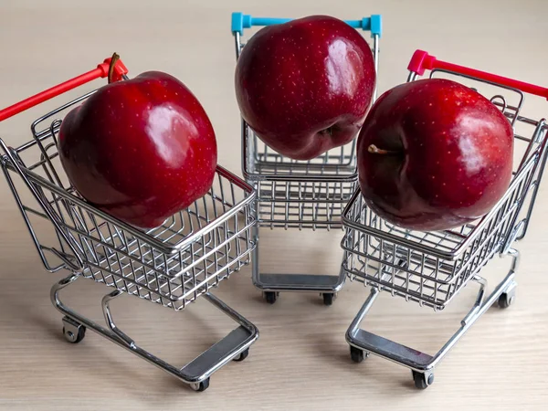 Red Ripe Apples Shopping Cart — Stock Photo, Image