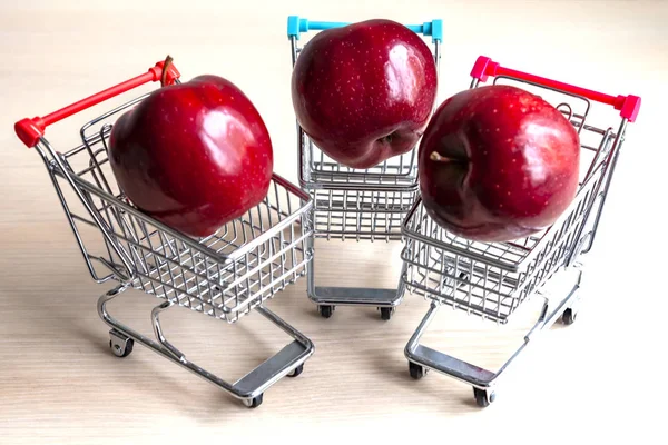 Red Ripe Apples Shopping Cart — Stock Photo, Image