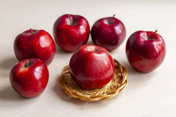 Röda Mogna Äpplen Ett Bord — Stockfoto