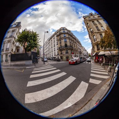 Paris, Fransa, üzerinde 26 Ekim 2018. Tipik şehir tarihi ile sokak bina. Balık-gözü görünümü