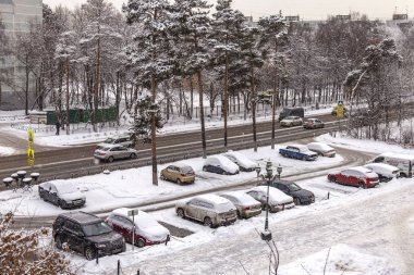 Pushkino, Rusya, 19 Aralık 2018. Kentin cadde ve Park kışın penceresinde bir görünüm