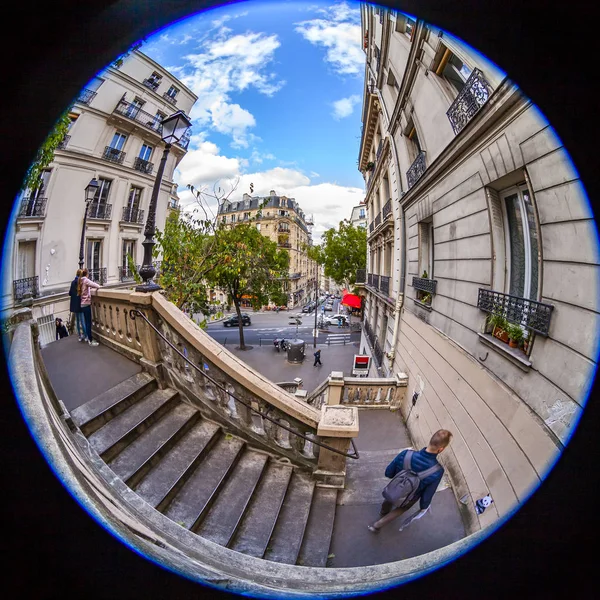 2018年10月26日 法国巴黎 城市景观 风景如画的街道上有一个梯子在蒙马特山的斜坡上 鱼眼景观 — 图库照片