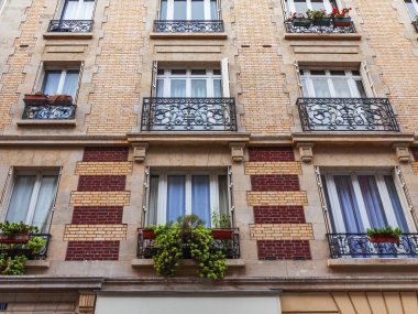 Paris, Fransa, üzerinde 26 Ekim 2018. Tarihi bina cephe tipik mimari detaylar 