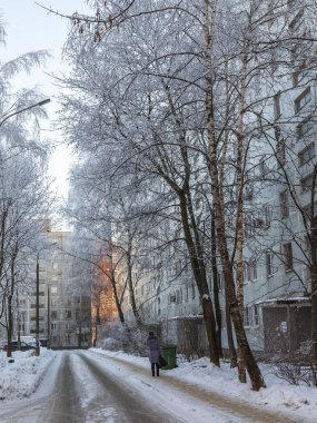 Pushkino, Rusya, 19 Aralık 2018. Kış şehir manzarası. Multystoried evi
