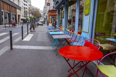 Paris, Fransa, üzerinde 26 Ekim 2018. Sabahları tipik Paris Caddesi. Kafe kaldırımda açık havada tabloları. 