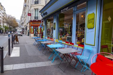 Paris, Fransa, üzerinde 26 Ekim 2018. Sabahları tipik Paris Caddesi. Kafe kaldırımda açık havada tabloları. 