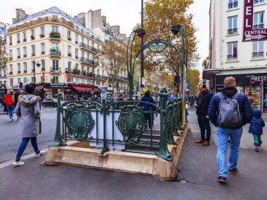 Paris, Fransa, üzerinde 26 Ekim 2018. Kentsel görünümü. Metro giriş tipik tasarımı. 