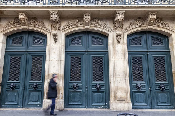Paryż Francja Października 2018 Typowe Detale Architektoniczne Elewacji Zabytkowego Budynku — Zdjęcie stockowe
