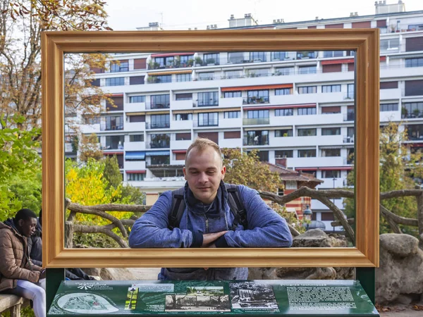 フランス 2018 若い男は モンスーリ公園の写真のポーズ — ストック写真