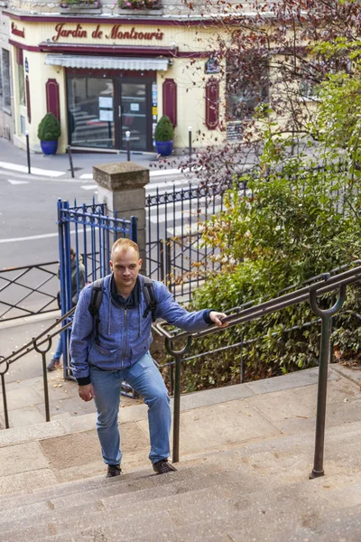 Paryż Francja Października 2018 Młody Człowiek Idzie Górze Parku Montsouris — Zdjęcie stockowe