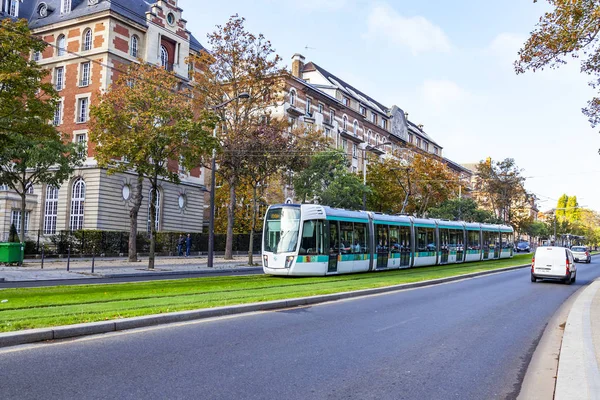 Paříž Francie Října 2018 Pohled Městskou Moderní Tramvaj Jede Ulici — Stock fotografie