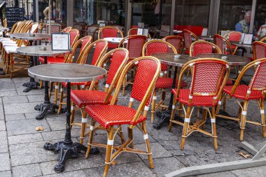 Paris, Fransa, üzerinde 26 Ekim 2018. Sabahları tipik Paris Caddesi. Kafe kaldırımda açık havada tabloları. 