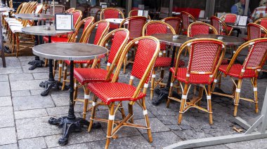 Paris, Fransa, üzerinde 26 Ekim 2018. Tipik şehrin tarihi şehir merkezinde bina ile sokak. 