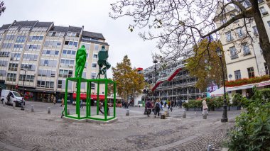 Paris, Fransa, üzerinde 26 Ekim 2018. Tipik şehrin tarihi şehir merkezinde bina ile sokak. Balık-gözü görünümü