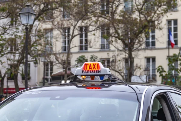 Paříž Francie Října 2018 Auto Taxi Jede Malebná Ulička Montmartre — Stock fotografie