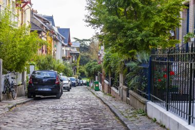 Paris, Fransa, üzerinde 26 Ekim 2018. Bir şehir manzarası, evler kentin eteklerinde sokaktan. arabalar kaldırım Park