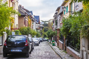 Paris, Fransa, üzerinde 26 Ekim 2018. Bir şehir manzarası, evler kentin eteklerinde sokaktan. arabalar kaldırım Park