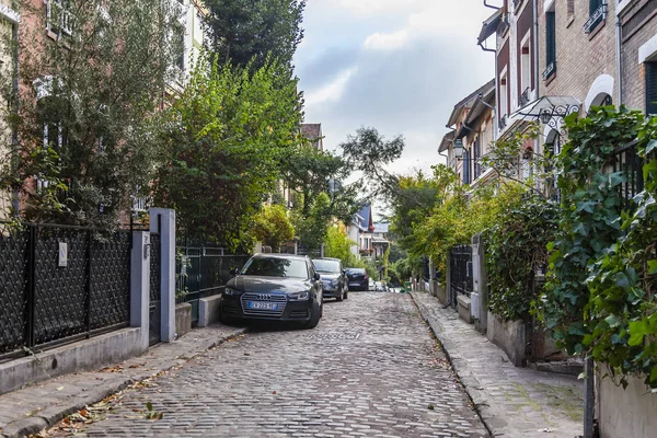 フランス 2018 街の風景 街の郊外のコテージの向かい 車歩道の近く — ストック写真