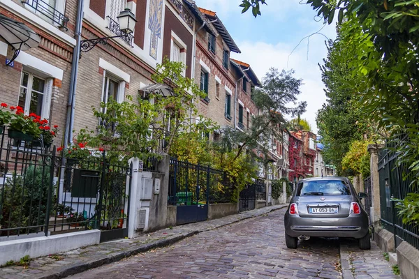 フランス 2018 街の風景 街の郊外のコテージの向かい 車歩道の近く — ストック写真