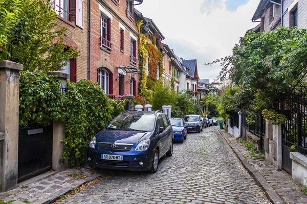 フランス 2018 街の風景 街の郊外のコテージの向かい 車歩道の近く — ストック写真