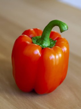 Masanın üzerinde büyük kırmızı biber