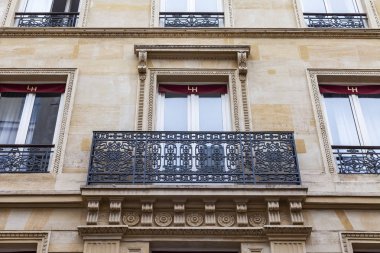 Paris, Fransa, üzerinde 26 Ekim 2018. Cephe tarihi şehir merkezinin tipik mimari detaylar.