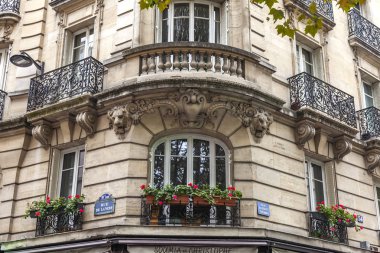 Paris, Fransa, üzerinde 26 Ekim 2018. Cephe tarihi şehir merkezinin tipik mimari detaylar.