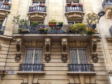 Paris, Fransa, üzerinde 26 Ekim 2018. Cephe tarihi şehir merkezinin tipik mimari detaylar.