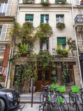 Paris, Fransa, üzerinde 26 Ekim 2018. Tipik şehrin tarihi şehir merkezinde bina ile sokak. 