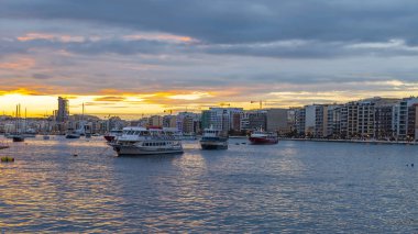 Sliema, Malta, üzerinde 8 Ocak 2019. Körfezde tekneler yürüme bir akşam görünümü