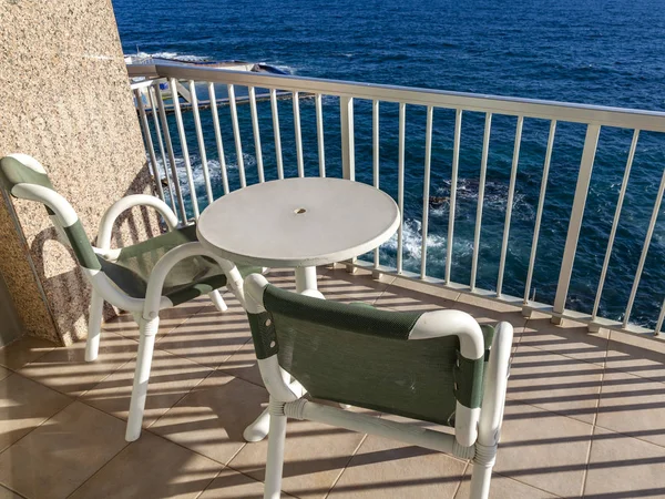 Pitoresk deniz dalgaları Akdeniz kıyısındaki bir balkon görüntülemek