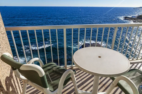 Pitoresk deniz dalgaları Akdeniz kıyısındaki bir balkon görüntülemek