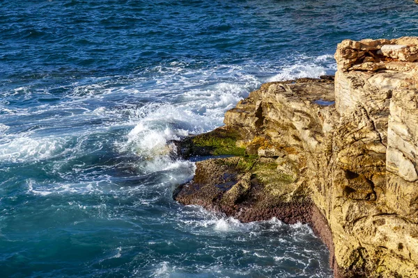 Ondas Marinhas Pitorescas Perto Costa Rochosa Mar Mediterrâneo — Fotografia de Stock