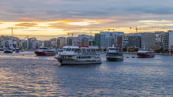 Sliema Malta Enero 2019 Una Vista Nocturna Los Botes Pie — Foto de Stock