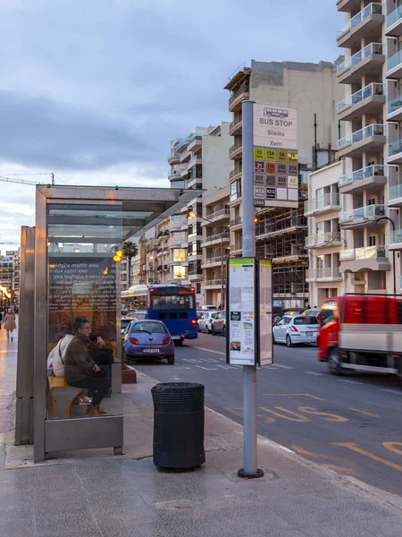 Sliema Malta Den Januari 2019 Människor Vänta Bussen Vid Hållplatsen — Stockfoto