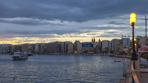 Sliema Malta Stycznia 2019 Wieczorem Widok Malownicze Nabrzeże Zatoki Perskiej — Zdjęcie stockowe