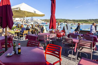 Marsaxlokk, Malta'da, 8 Ocak 2019. Pitoresk Körfezi kıyısında balık restaurant