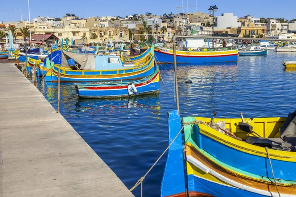 Marsaxlokk, Malta'da, 8 Ocak 2019. Geleneksel rengarenk balıkçı tekneleri körfezde yüzmek