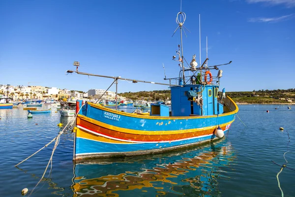 Marsaxlokk Malta Den Januari 2019 Traditionella Brokiga Fiskebåtar Flyta Viken — Stockfoto