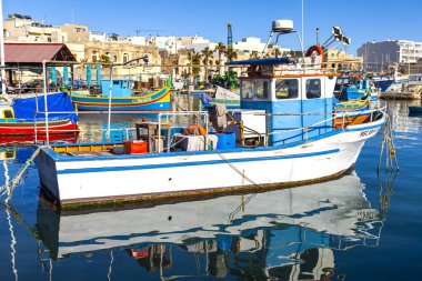 Marsaxlokk, Malta'da, 8 Ocak 2019. Geleneksel rengarenk balıkçı tekneleri körfezde yüzmek