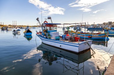 Marsaxlokk, Malta'da, 8 Ocak 2019. Geleneksel rengarenk balıkçı tekneleri körfezde yüzmek