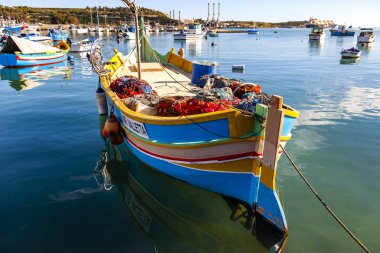 Marsaxlokk, Malta'da, 8 Ocak 2019. Geleneksel rengarenk balıkçı tekneleri körfezde yüzmek